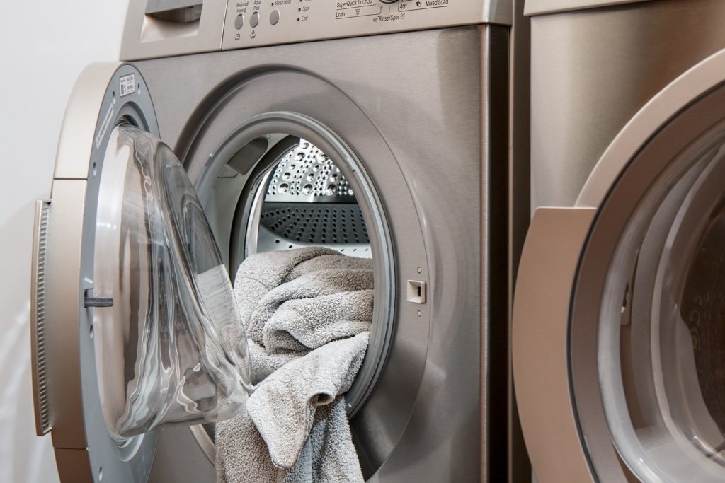 Qual a diferença entre lava-roupa com tampa frontal ou na parte de cima? Crianças podem usar uma lava-roupa? Que quantidade de roupa colocar na máquina?